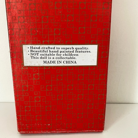 Vintage Porcelain Doll in Victorian Green Dress – Includes Box & Accessories - Picture 8 of 8